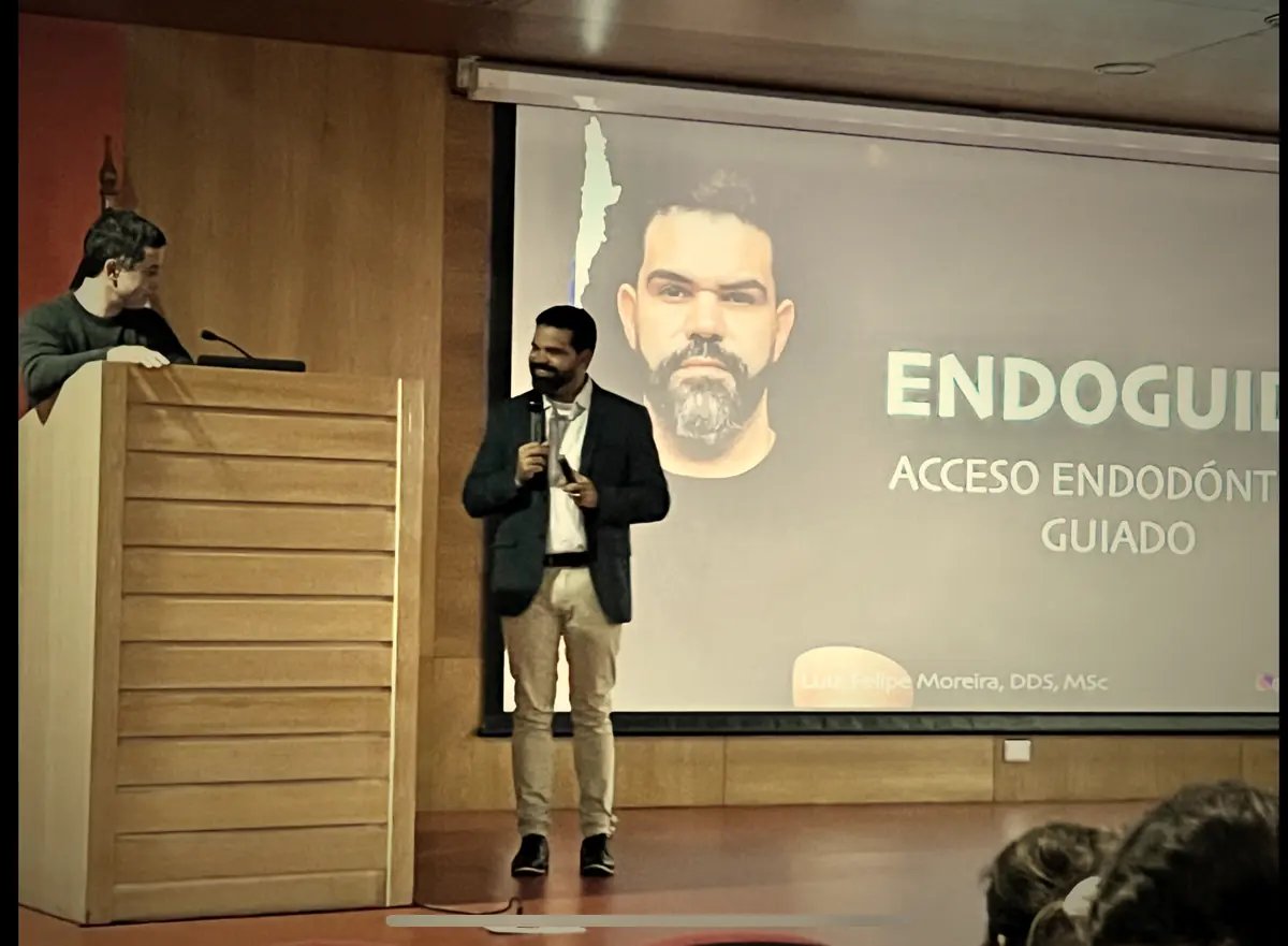 Prof. Me. Luiz Felipe Moreira ministrando aula sobre acesso endodôntico guiado para profissionais no Chile
