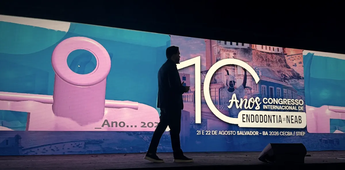Prof. Me. Luiz Felipe Moreira no palco do Congresso Internacional de Endodontia do NEAB, em Salvador