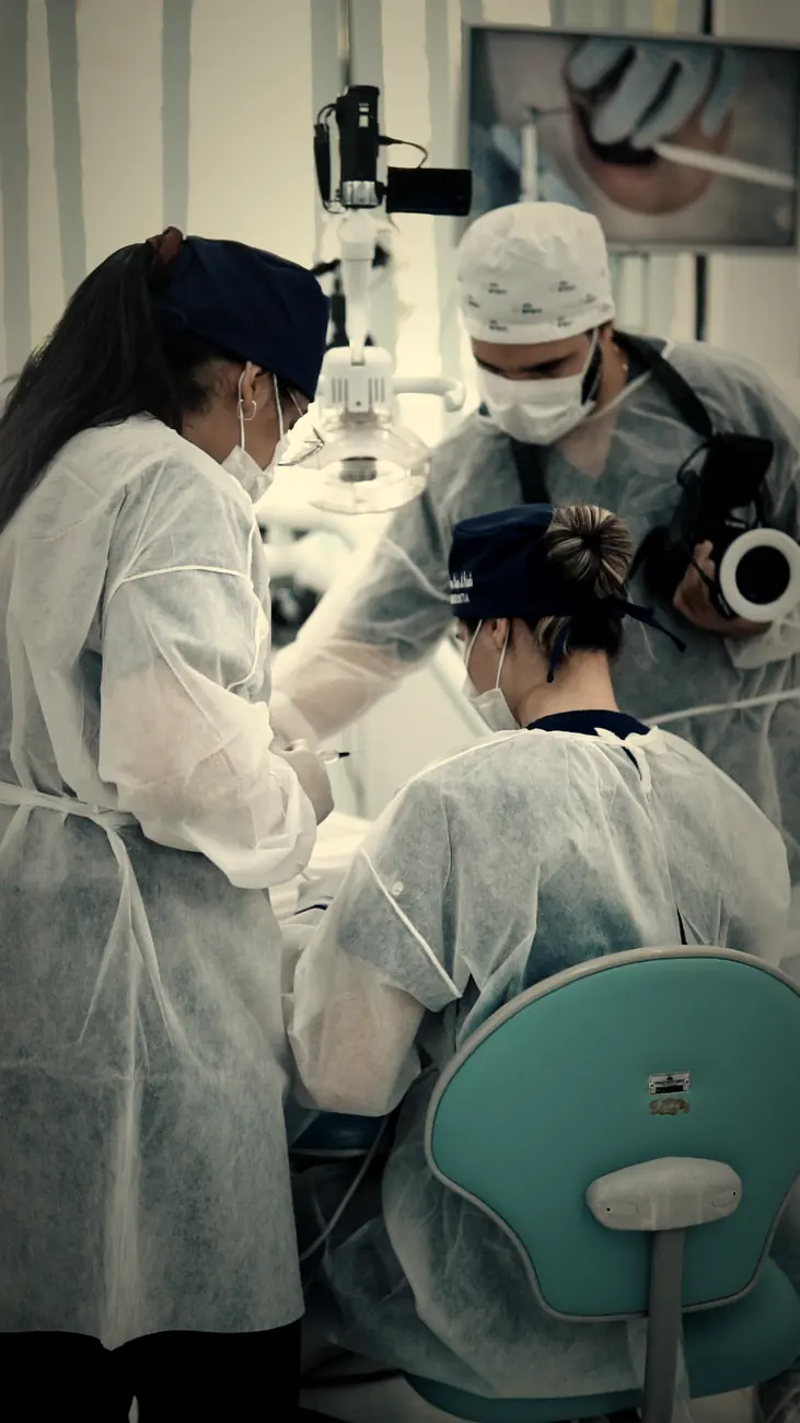 Ensino clínico com microscópio operatório na especialização em Endodontia