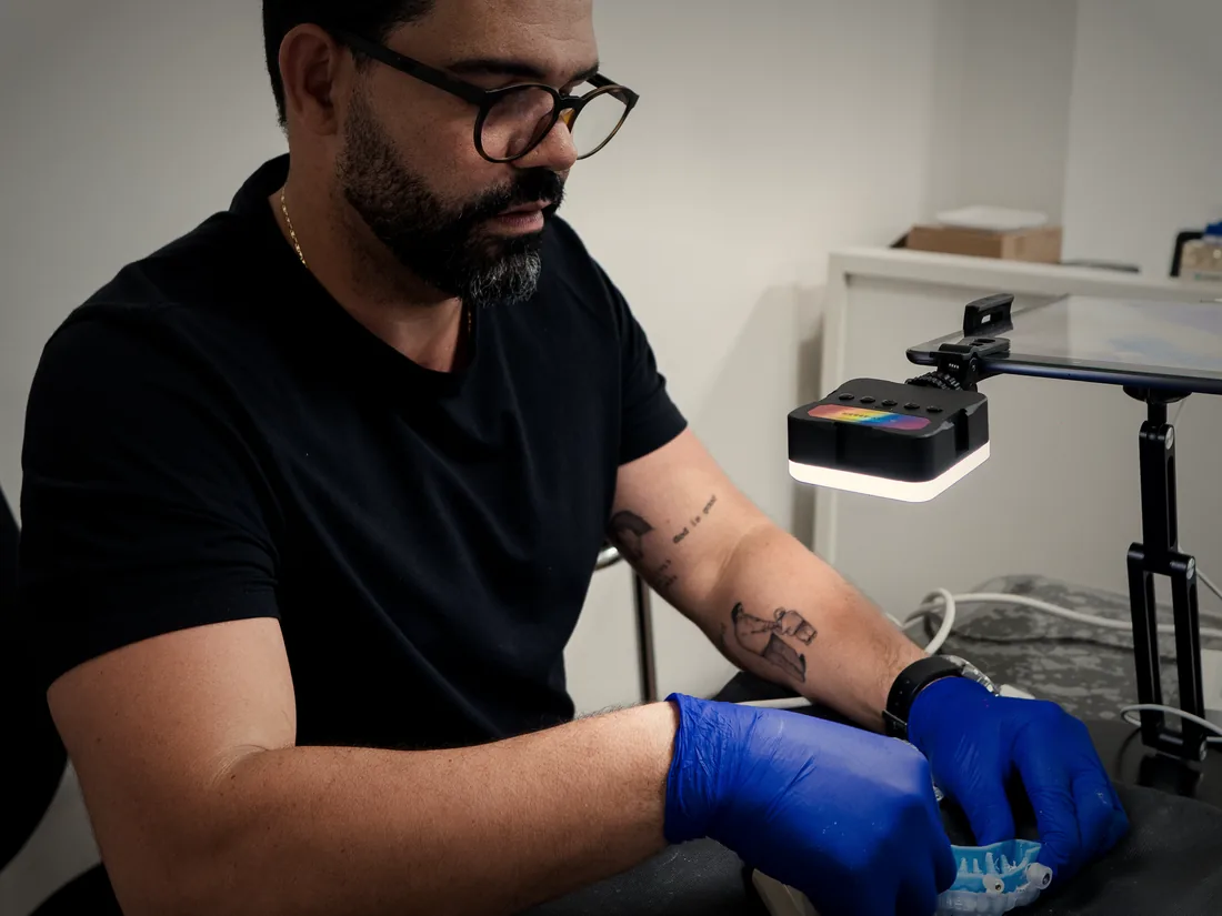 Prof. Me. Luiz Felipe Moreira executando a etapa laboratorial do Endoguide sobre modelo impresso