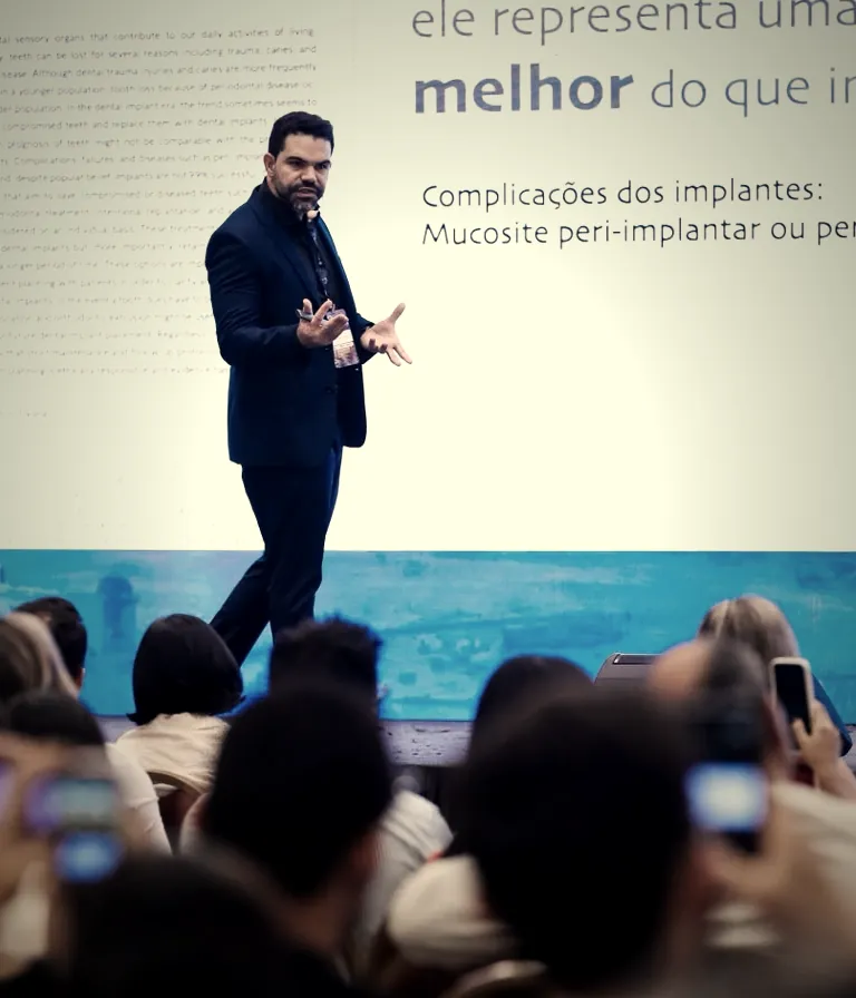 Apresentação de evidência científica sobre tratamento endodôntico em congresso